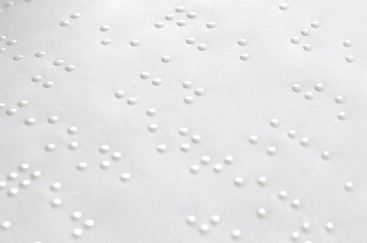 Braille en «UV Raised varnish». Aveugles, Sophie Calle